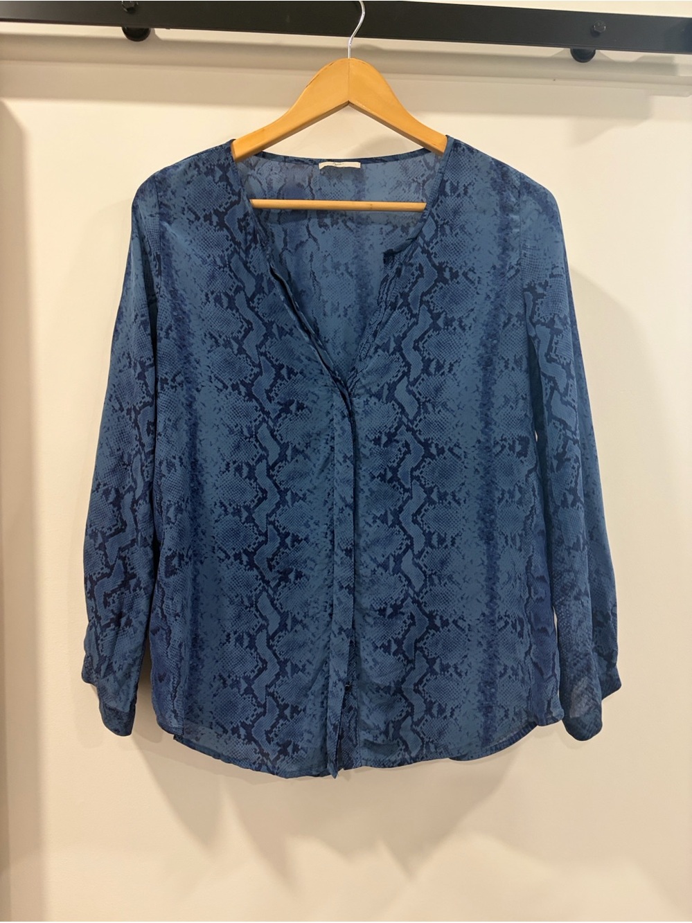 Joie Womens Blue Snake-Print 100% Silk V-Neck Blouse